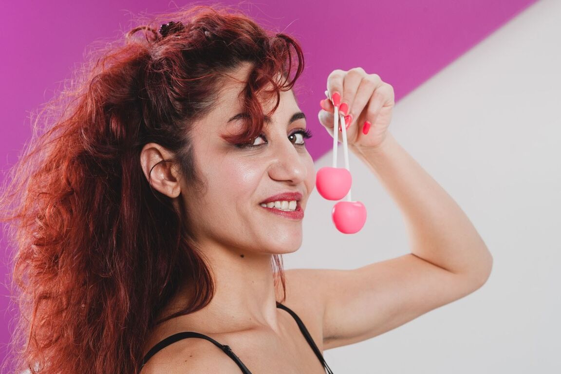 17P La pelirroja europea Dana Santo juega con un juguete sexual en medias de encaje