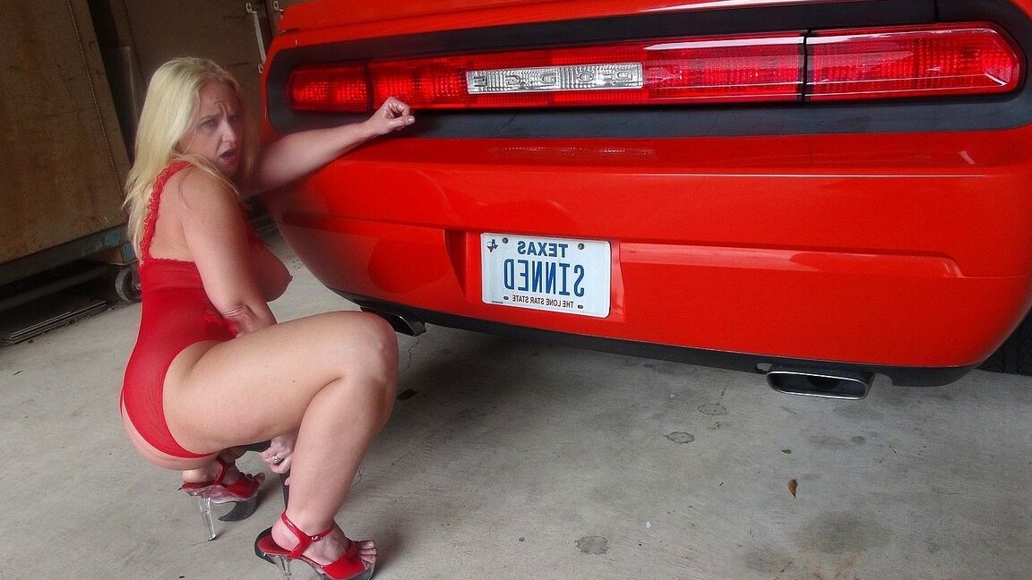 21P La seductora MILF con curvas Dee Siren monta un juguete negro en lencería de encaje caliente