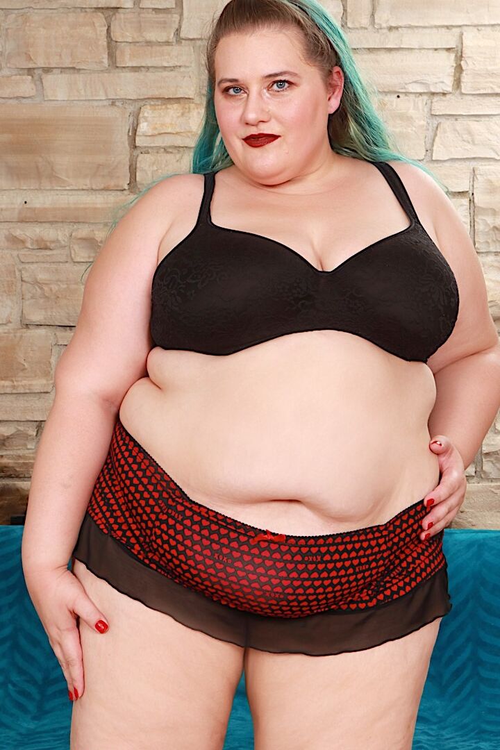 16P SSBBW with dyed hair Becki Butterfly spreads her cunt with painted fingernails