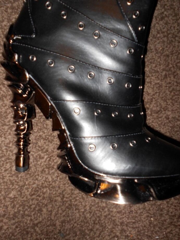 20P Older redhead Valgasmic Exposed removes her boots while wearing fishnets
