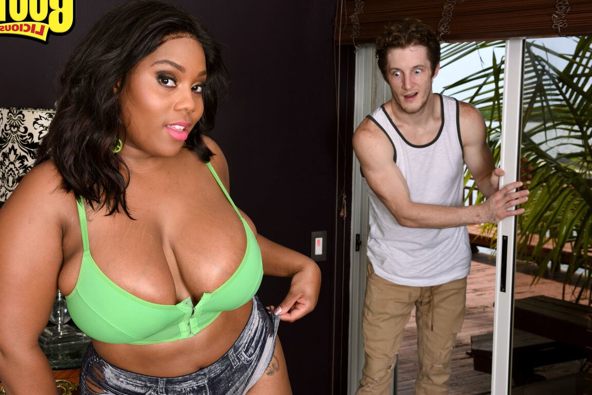 17P Booty e peituda negra MILF seduz cara para uma foda interracial gostosa
