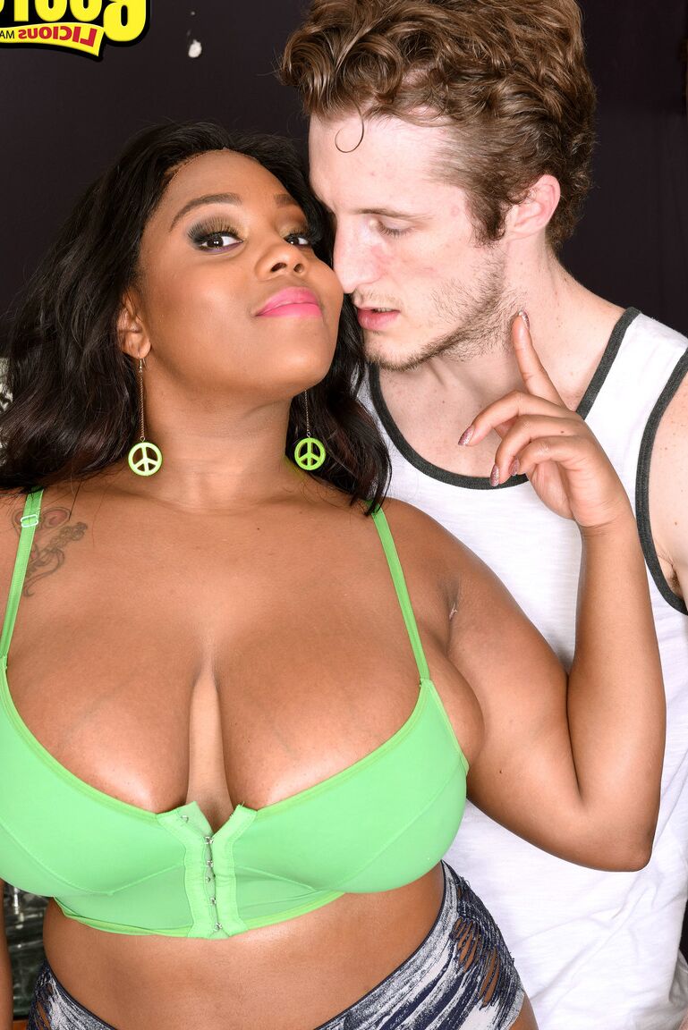 17P Booty e peituda negra MILF seduz cara para uma foda interracial gostosa