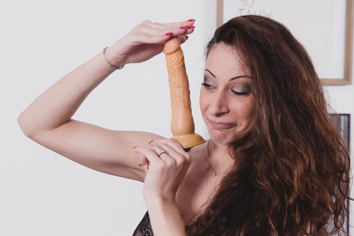 21P La brune italienne Martina Gold suce profondément un gode sur une table de massage