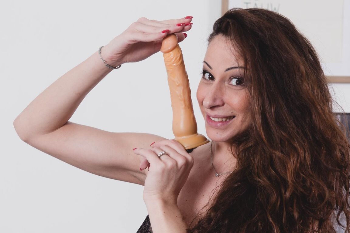 21P La brune italienne Martina Gold suce profondément un gode sur une table de massage