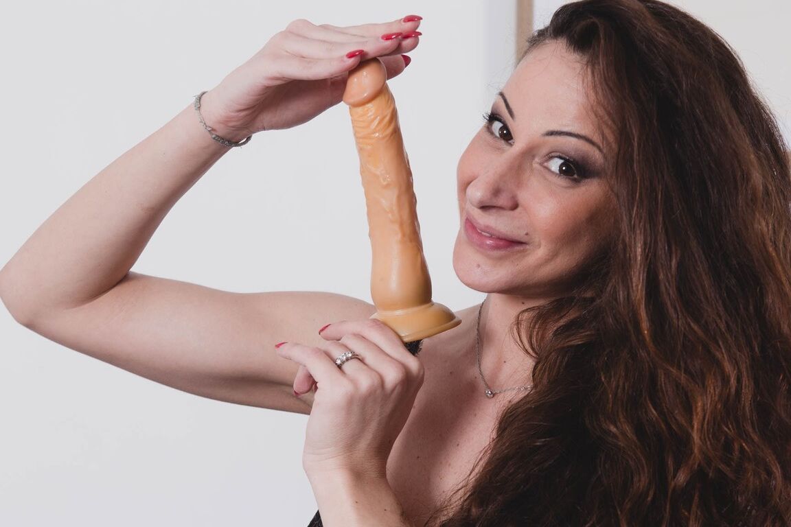 21P La brune italienne Martina Gold suce profondément un gode sur une table de massage