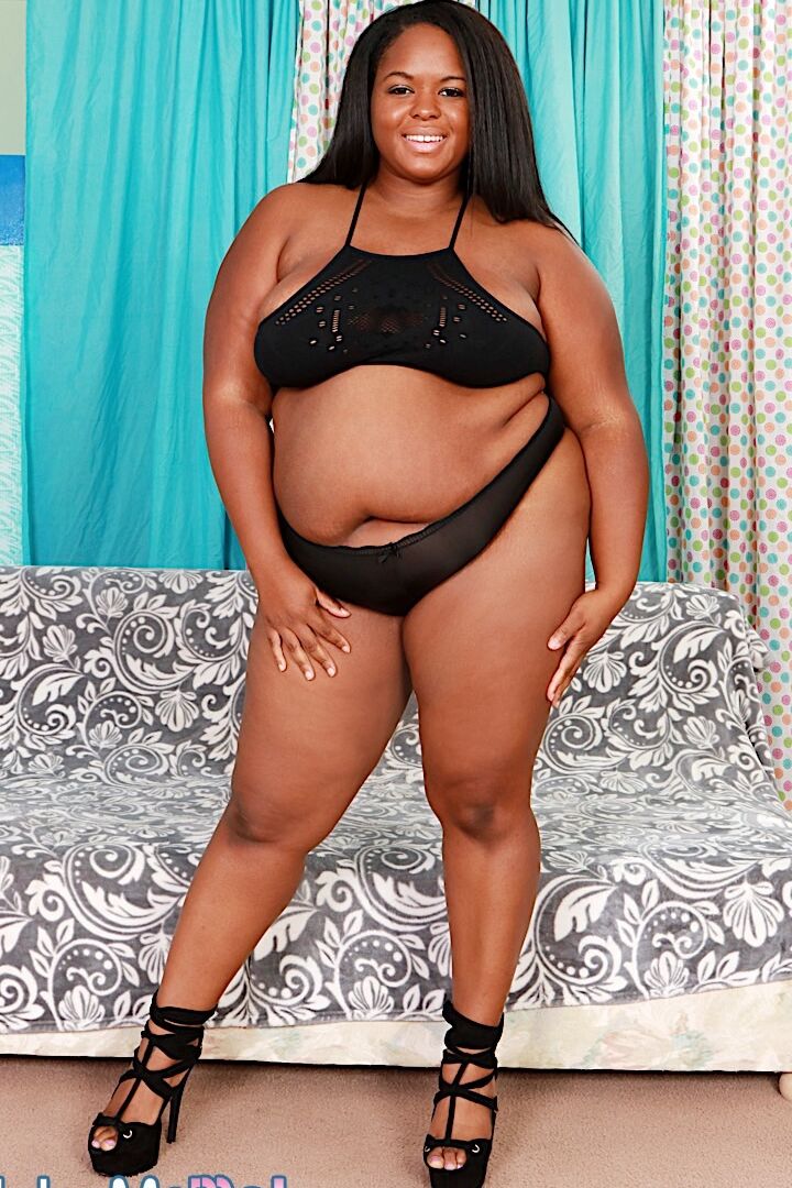 16P La gorda de ébano Olivia Leigh muestra su coño rosado después de desnudarse en tacones