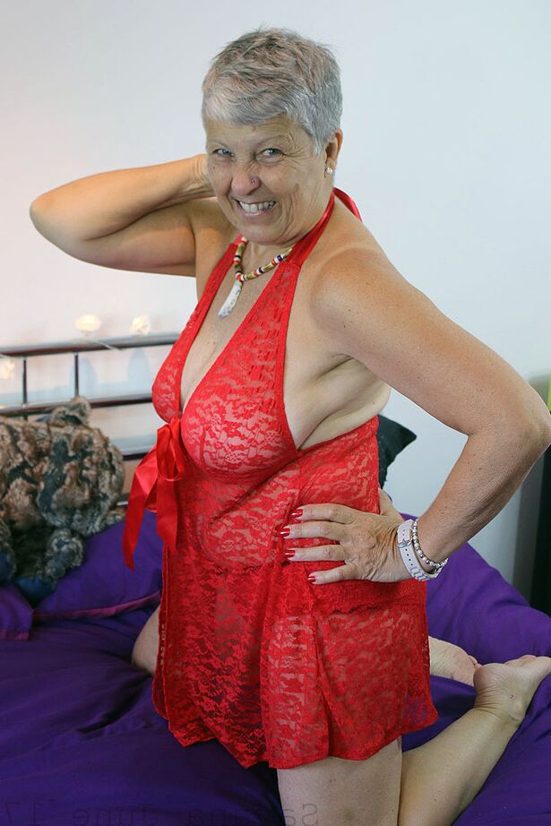 20P Vovó madura Savana em lingerie vermelha ri enquanto posa toda sexy na cama