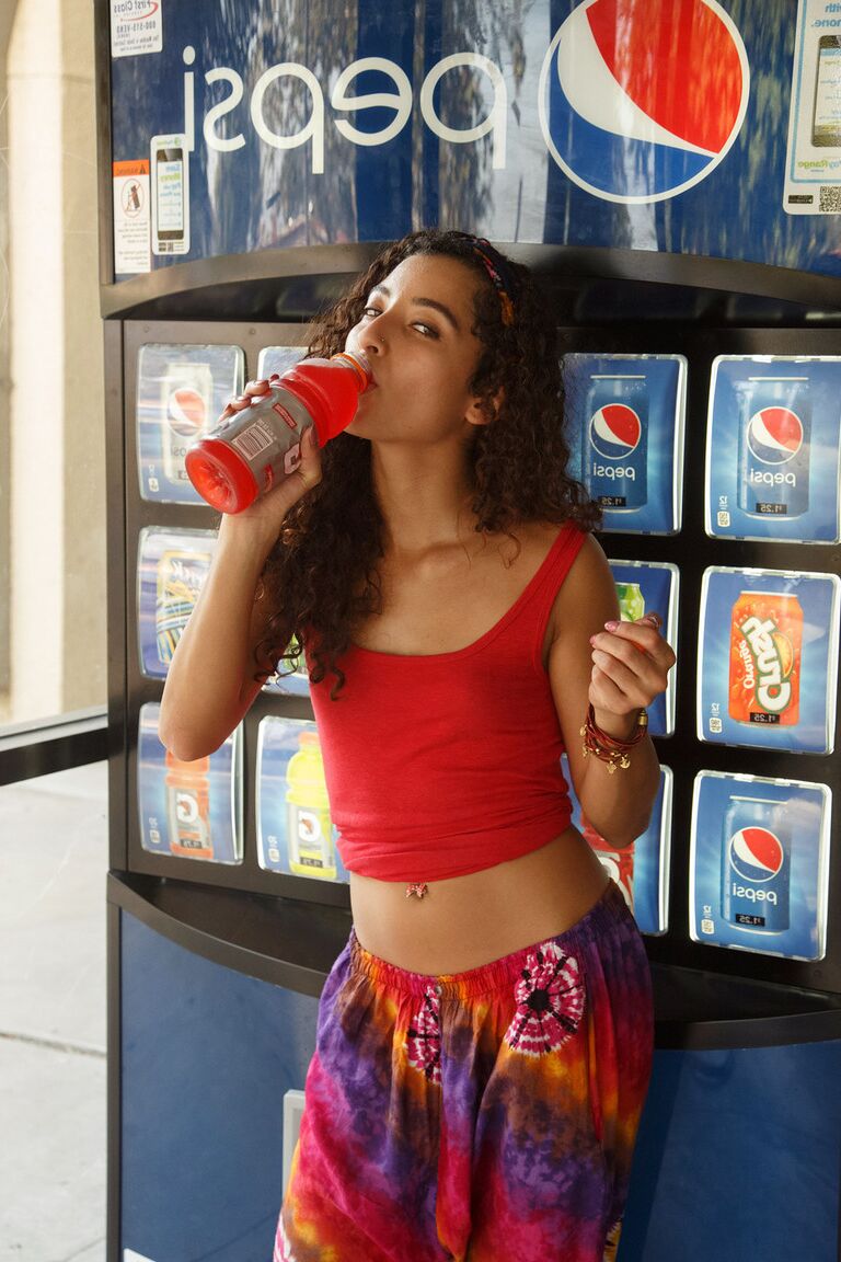 12P Namorada adolescente Lana Lovelace expõe seus peitos minúsculos