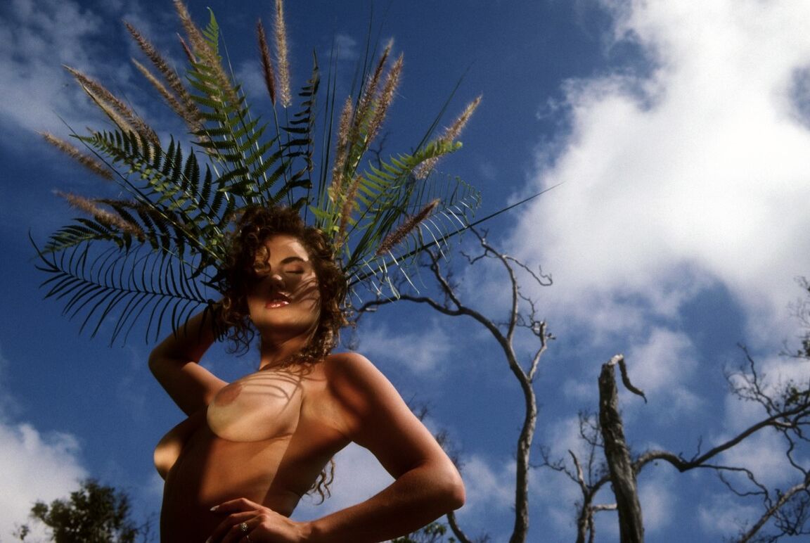 16P La exótica nena de pelo rizado Sandi Korn muestra sus increíbles tetas y su coño peludo