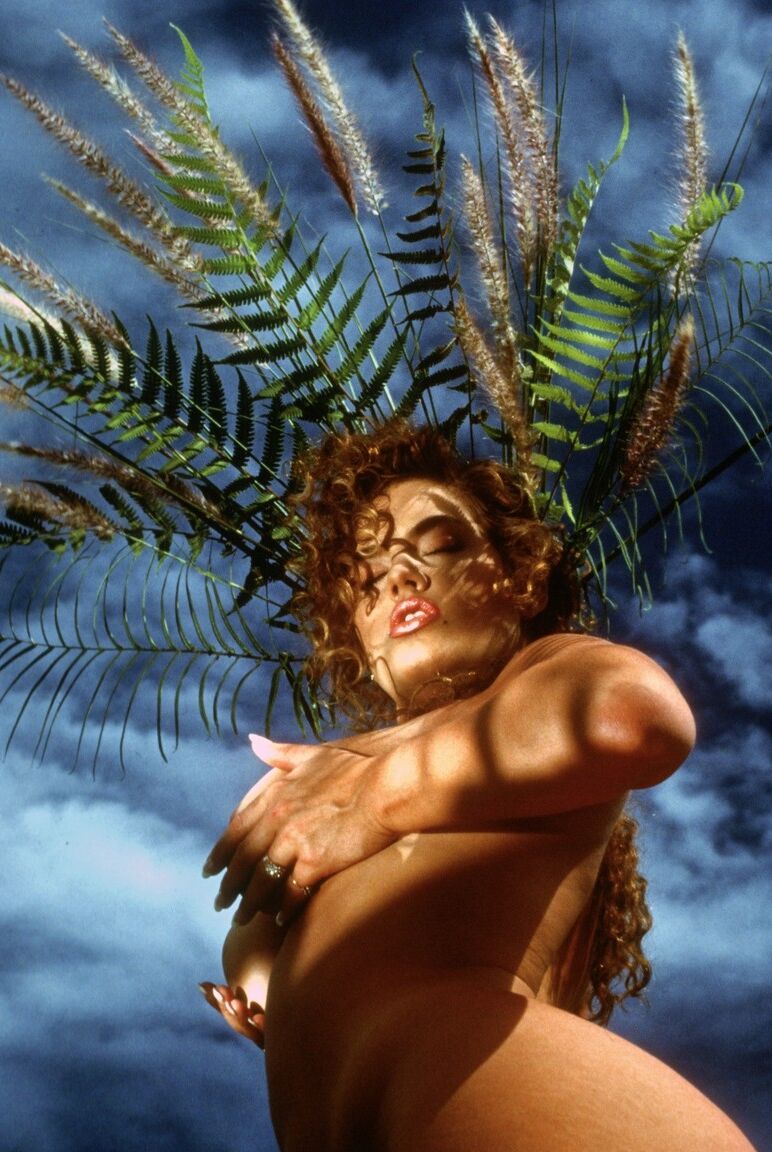 16P La exótica nena de pelo rizado Sandi Korn muestra sus increíbles tetas y su coño peludo