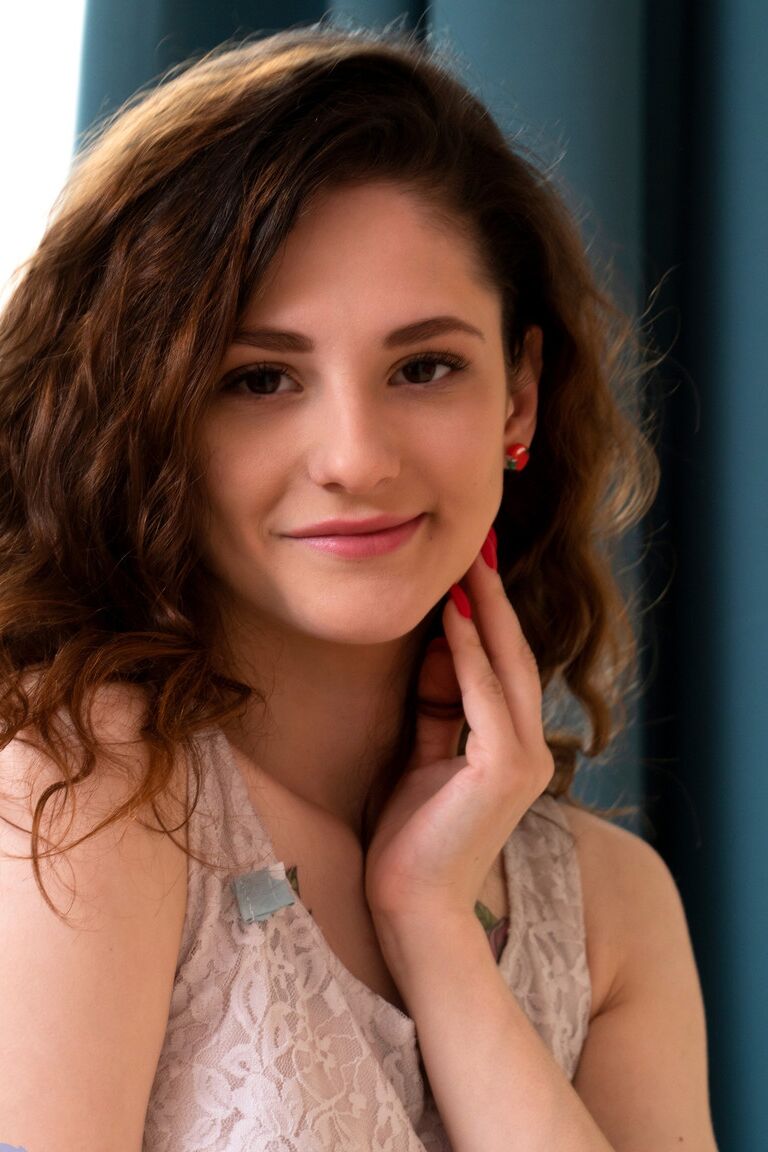 21P A atraente adolescente morena Anita Rose dedilhando sua deliciosa buceta peluda