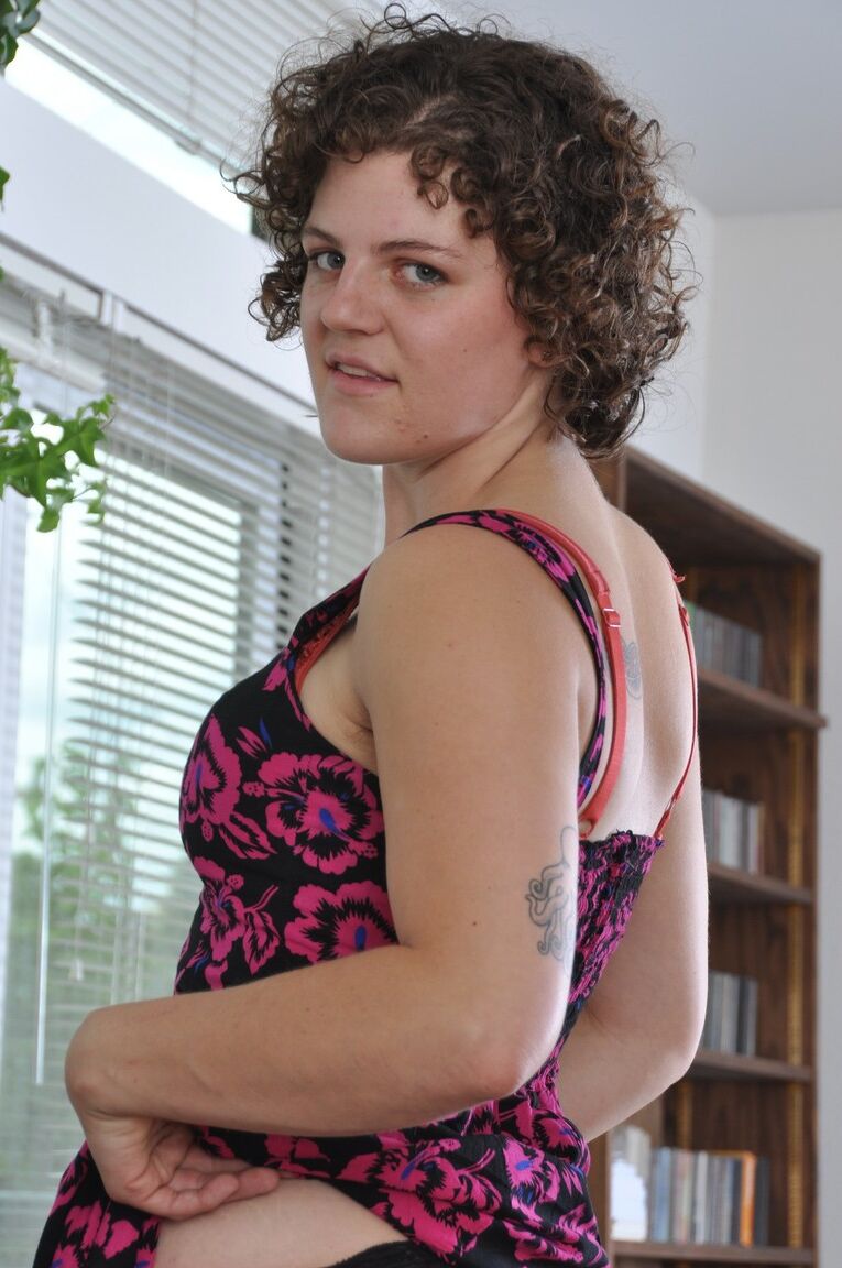 18P A esposa excitada Meg tira a roupa de lingerie exótica e mostra sua vulva espessa