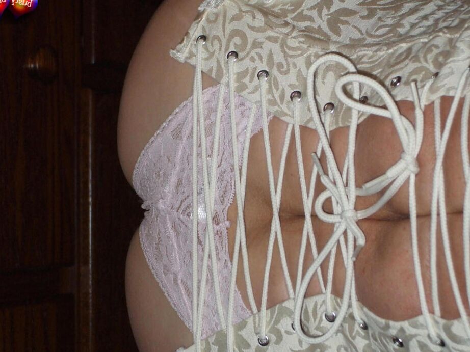 20P Busty Bliss mais velha e excitada em lingerie de cetim branco se curva para exibir sua bunda grande