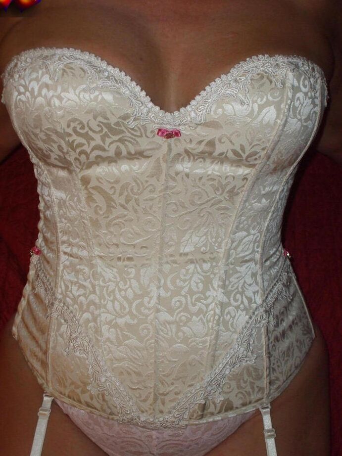 20P Busty Bliss mais velha e excitada em lingerie de cetim branco se curva para exibir sua bunda grande
