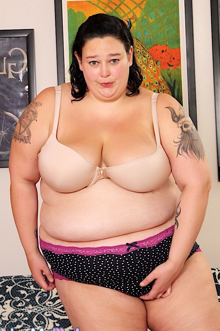 16P SSBBW ヴァルハラ・リーはフェラをする前にランジェリーを脱ぐ
