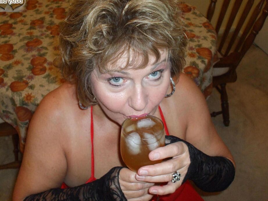 20P 高齢の素人巨乳ブリスは赤いランジェリーをモデルにしながら冷たい飲み物をすする