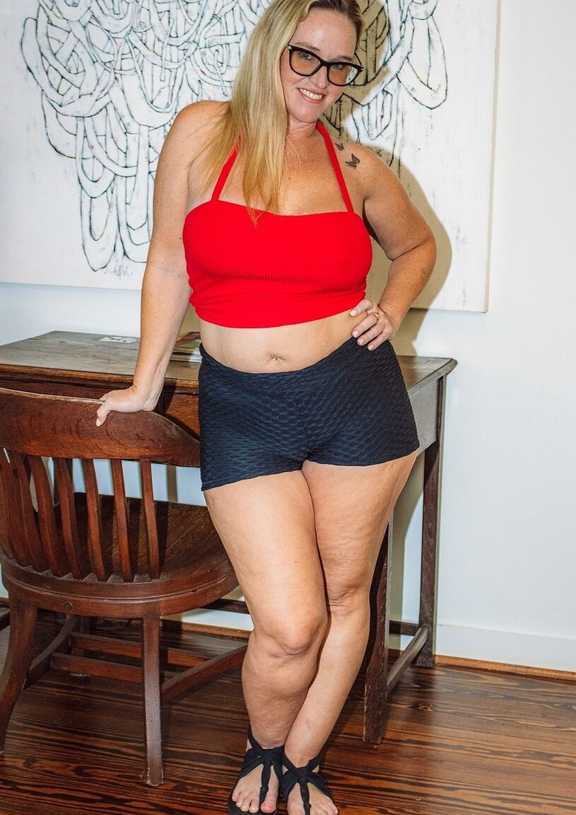 21P Die kleine reife Schlampe Dee Siren posiert in ihren sexy Dessous