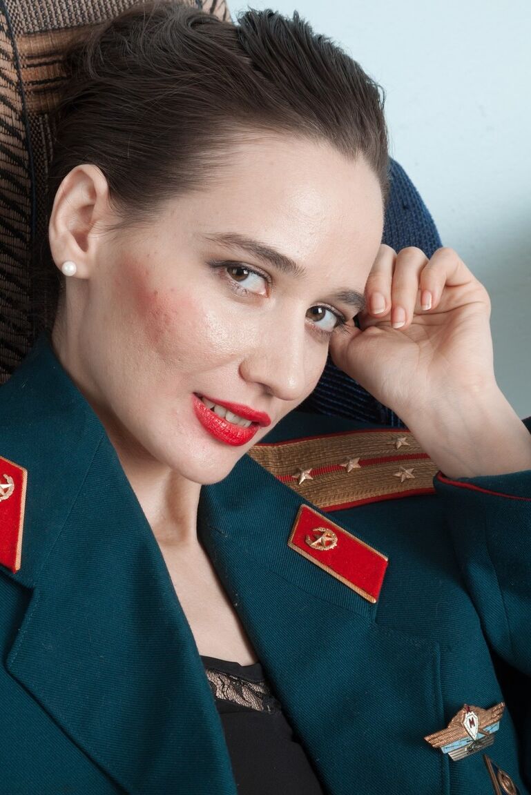 16P La amateur peluda Rose Nore deja su arma y se quita la ropa militar