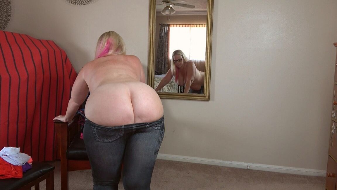 21P Bubble butted blonde Dee Siren exposes her huge melons and poses