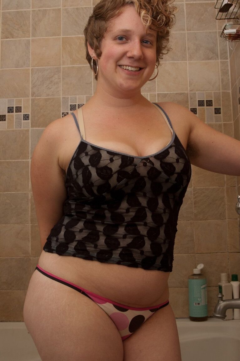 21P Josey, grosse amateur, doigte sa chatte poilue