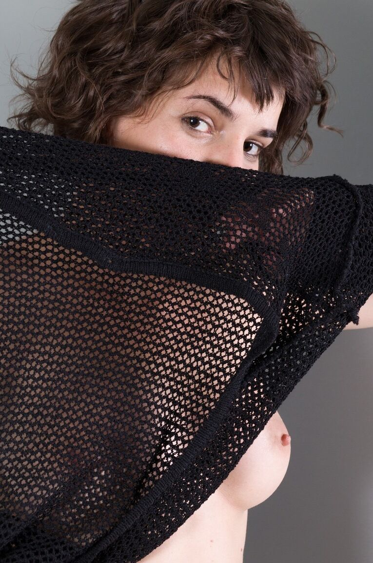 21P La dulce amateur Rina muestra sus tetas y su castor tupido en solitario