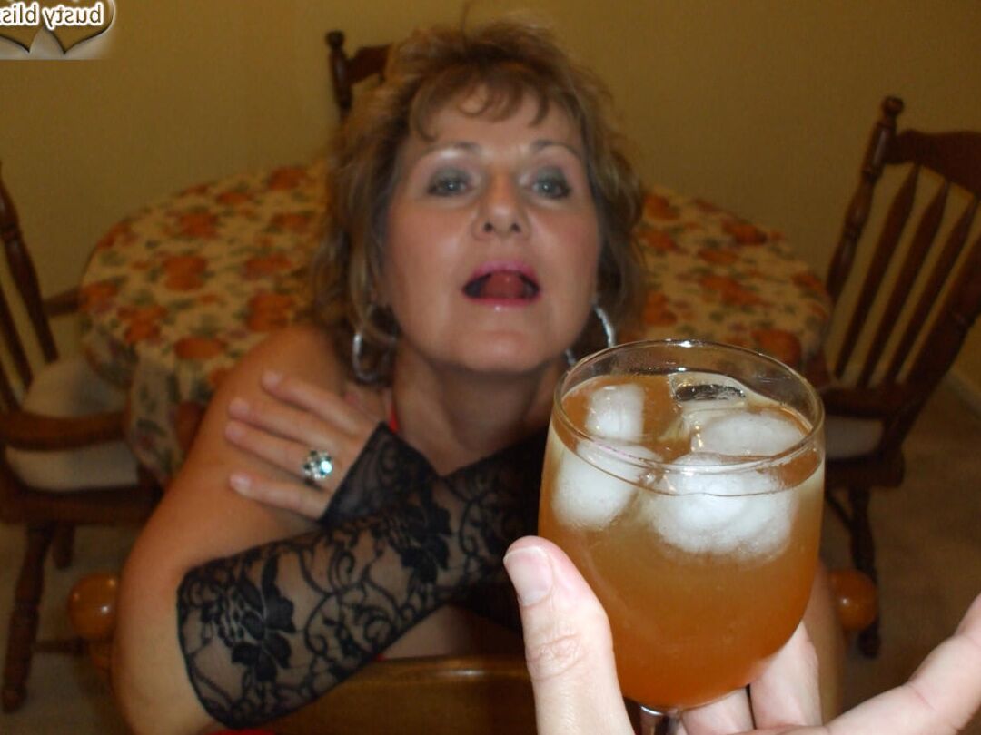 20P Peituda senhora mais velha Busty Bliss dá prazer a um pênis com uma ou duas bebidas adultas