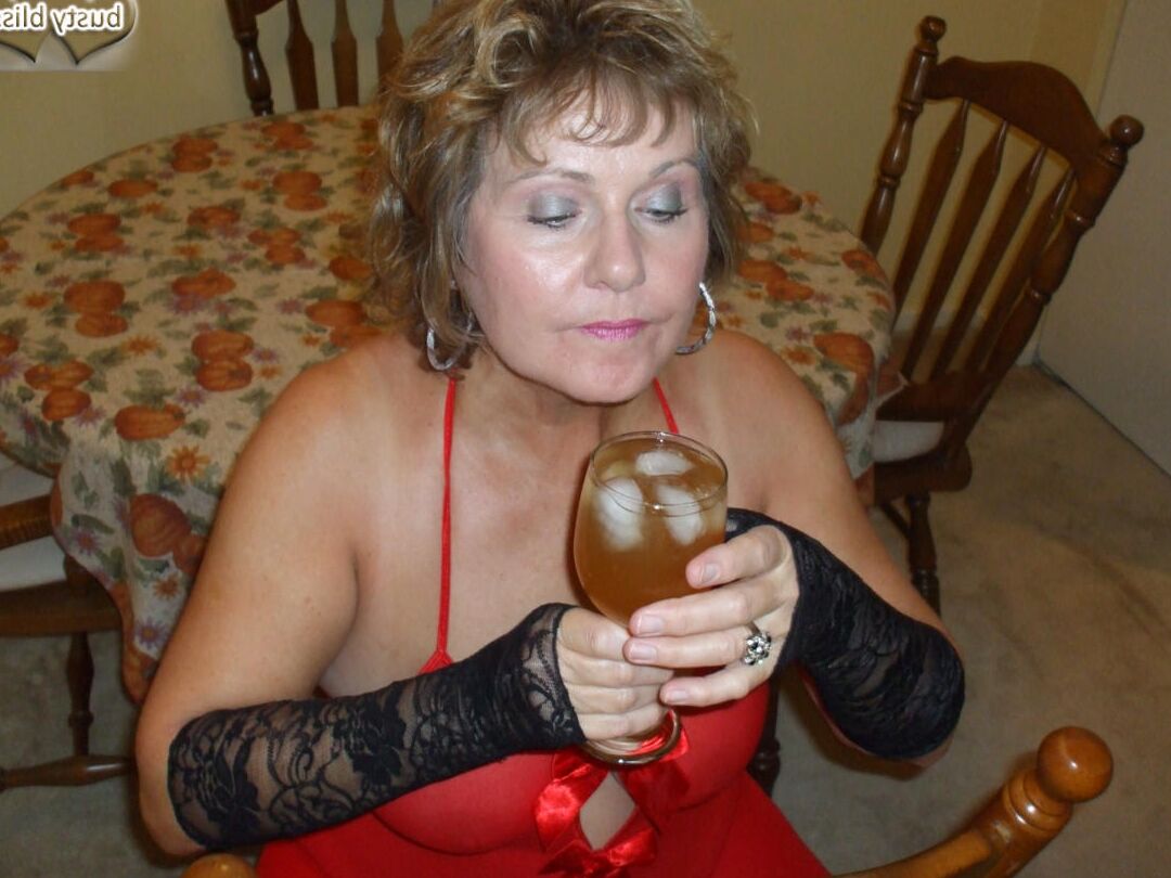 20P Peituda senhora mais velha Busty Bliss dá prazer a um pênis com uma ou duas bebidas adultas
