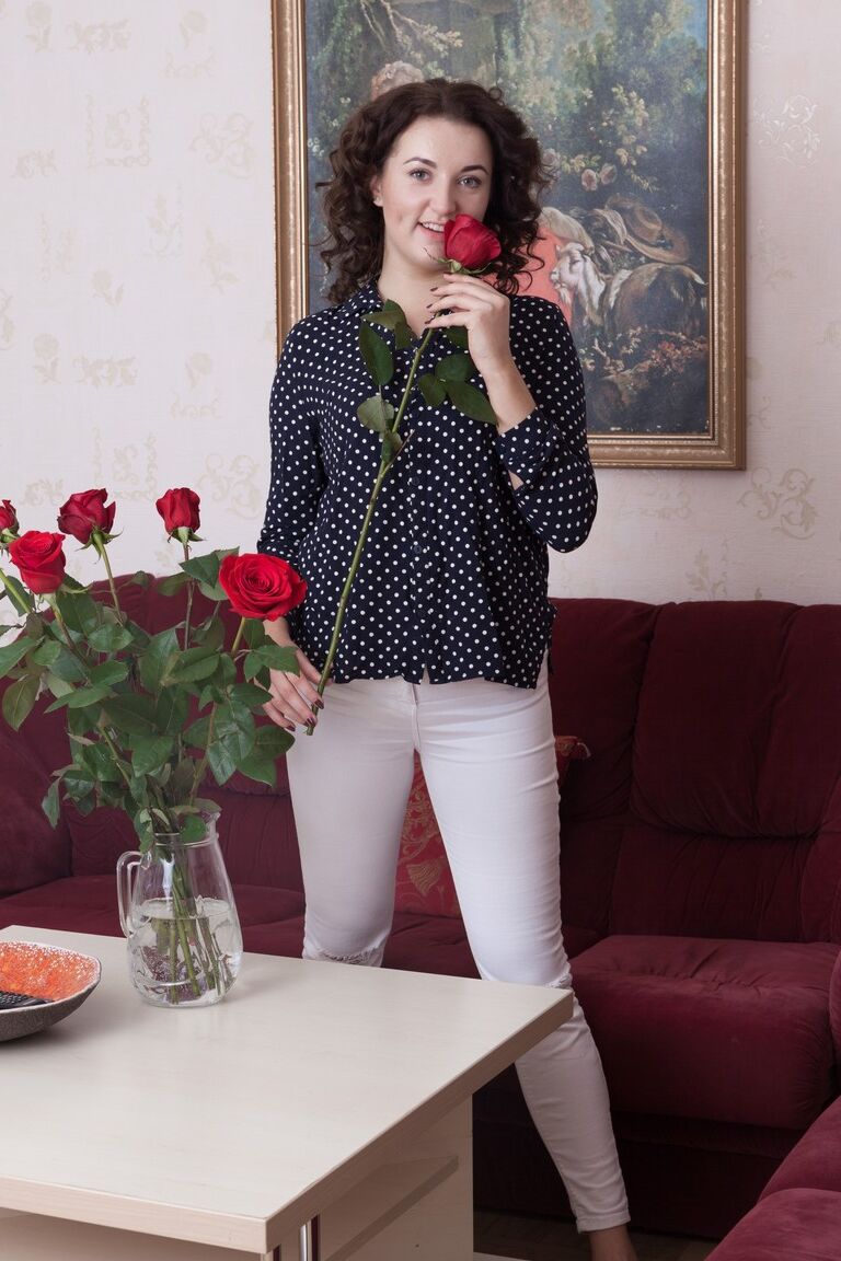 17P La hermosa Laimites se quita los ajustados pantalones blancos para revelar su almeja peluda