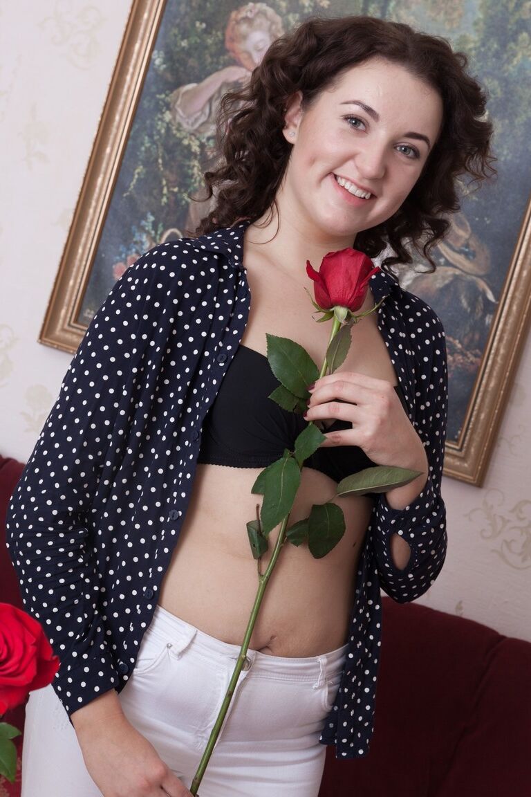 17P La hermosa Laimites se quita los ajustados pantalones blancos para revelar su almeja peluda