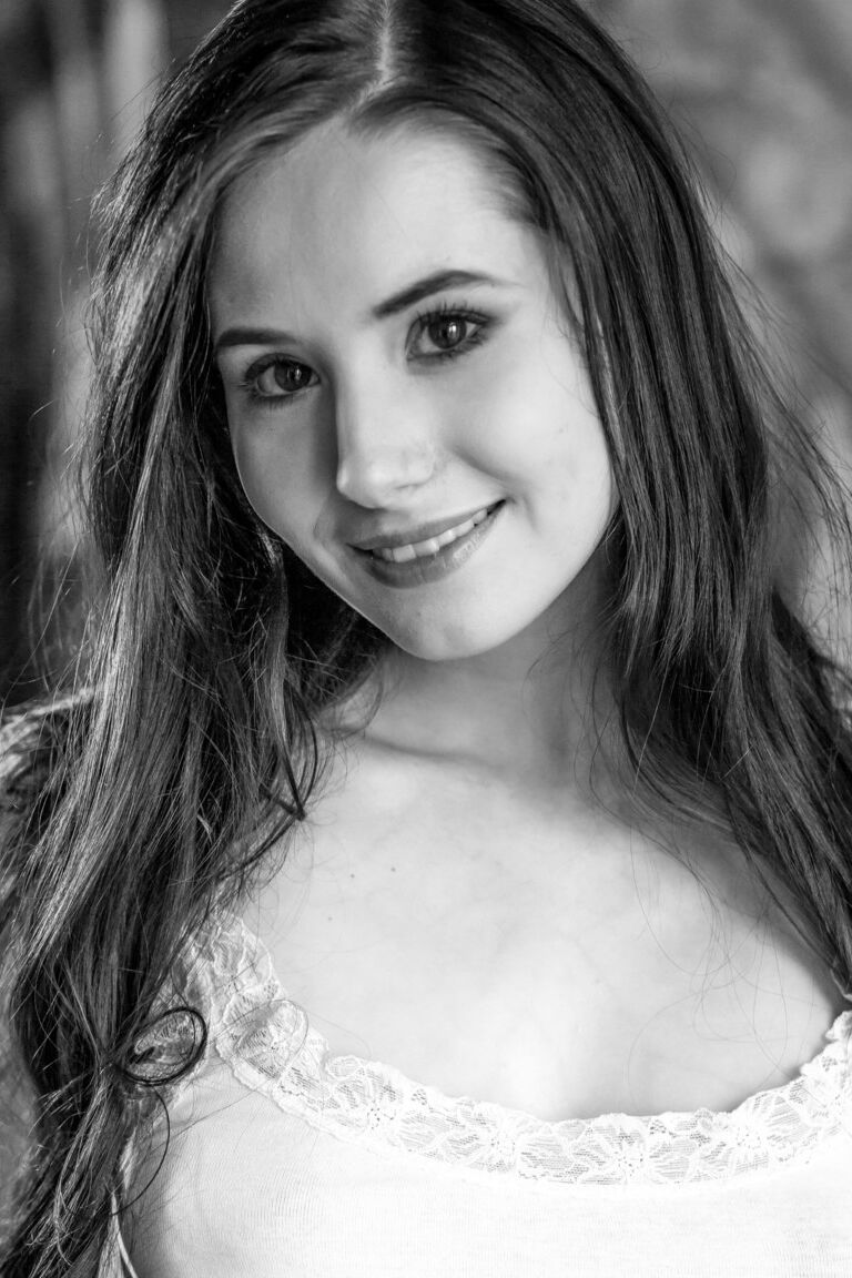 21P A linda adolescente Vanessa Angel mostra seus peitos minúsculos e vagina raspada em um solo
