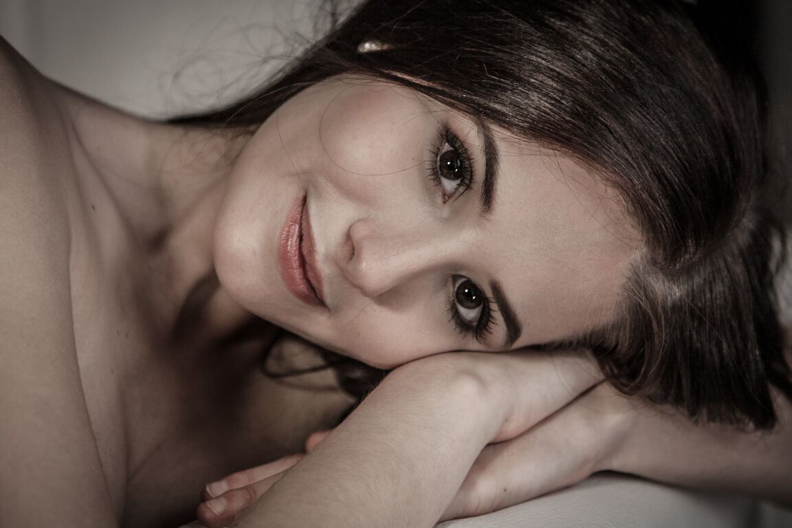 21P A linda adolescente Vanessa Angel mostra seus peitos minúsculos e vagina raspada em um solo
