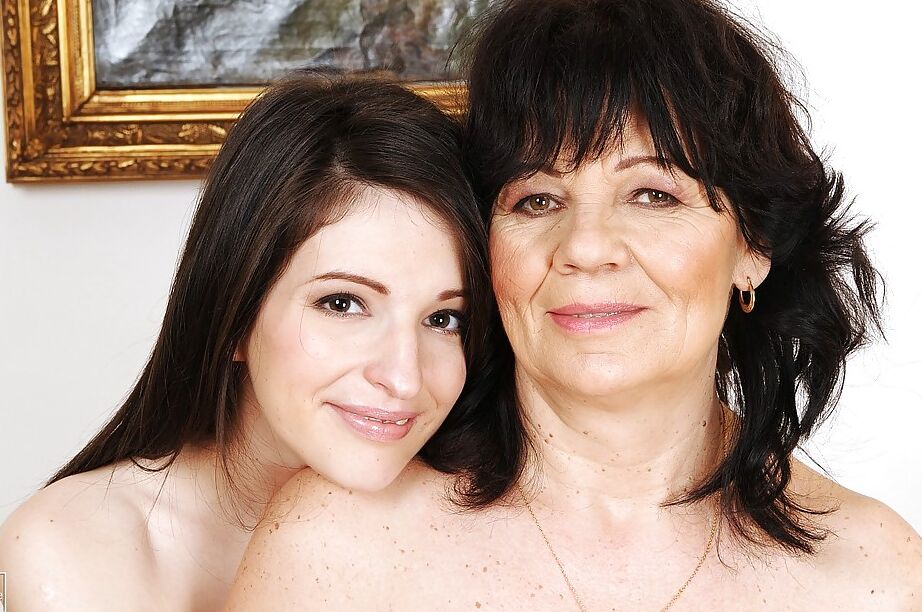 16P Helena May et Ann Marie La Sante, jeunes et matures, se déshabillent ensemble