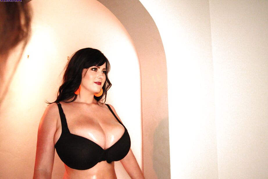 16P Garota de peitos grandes Rachel Aldana tem o corpo oleado e mostrado em close