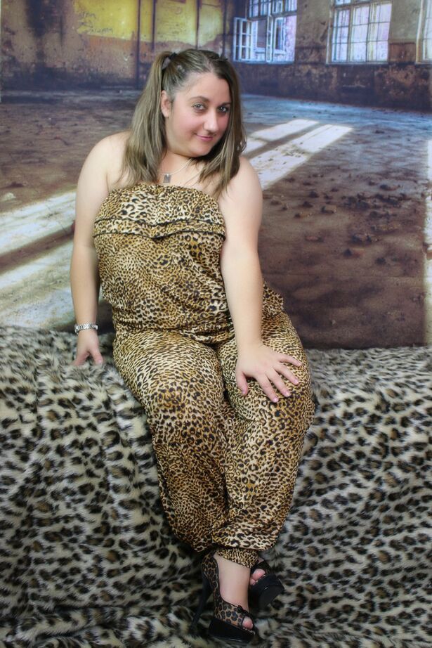 20P A rechonchuda amadora Kimberly Scott descobre seus seios naturais enquanto usa tranças