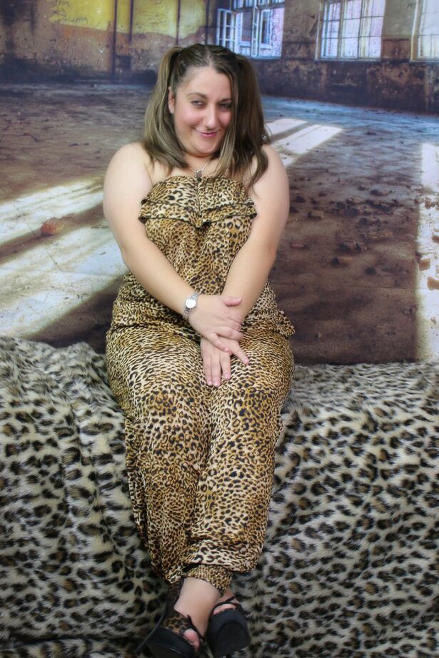 20P A rechonchuda amadora Kimberly Scott descobre seus seios naturais enquanto usa tranças