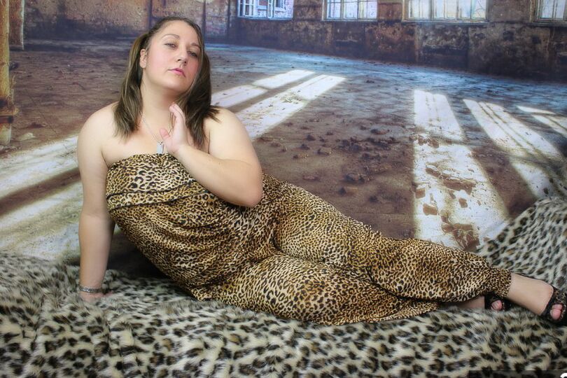 20P A rechonchuda amadora Kimberly Scott descobre seus seios naturais enquanto usa tranças