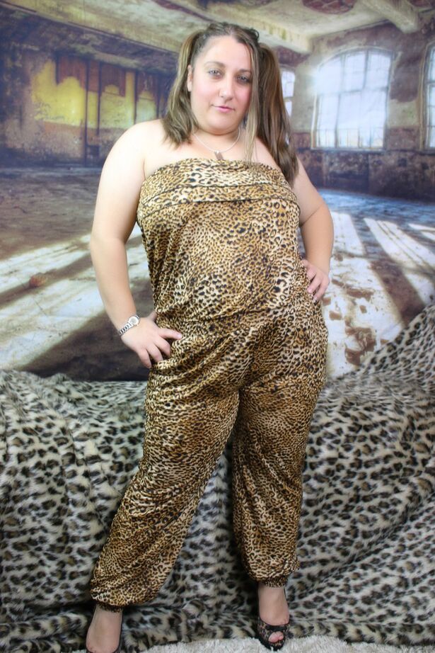 20P A rechonchuda amadora Kimberly Scott descobre seus seios naturais enquanto usa tranças