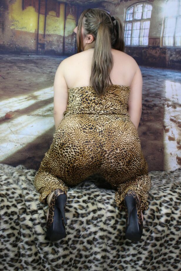20P A rechonchuda amadora Kimberly Scott descobre seus seios naturais enquanto usa tranças
