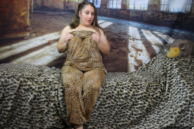 20P A rechonchuda amadora Kimberly Scott descobre seus seios naturais enquanto usa tranças