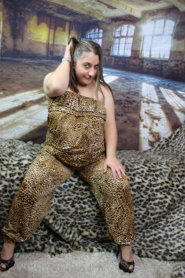 20P A rechonchuda amadora Kimberly Scott descobre seus seios naturais enquanto usa tranças