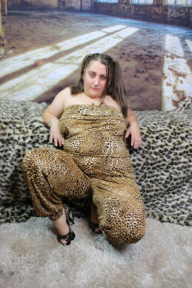 20P A rechonchuda amadora Kimberly Scott descobre seus seios naturais enquanto usa tranças