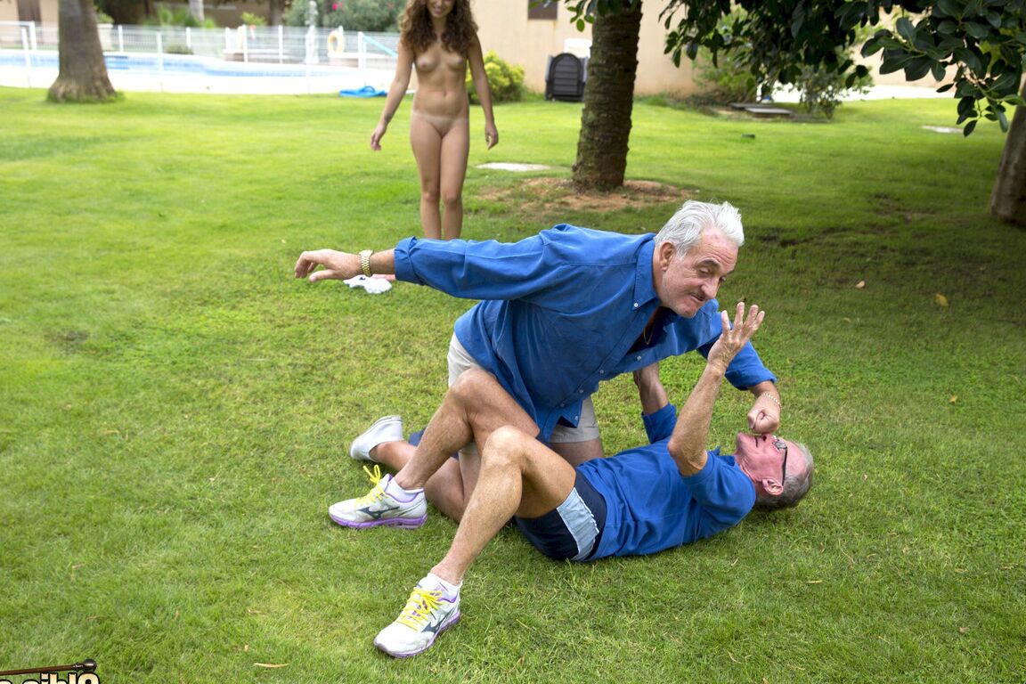 21P La adolescente amateur Bunny Babe es llenada de agujeros por dos viejos en el parque