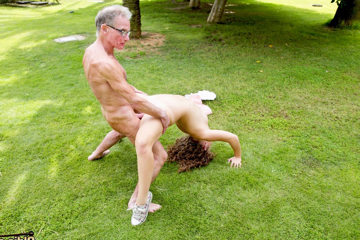 21P La adolescente amateur Bunny Babe es llenada de agujeros por dos viejos en el parque