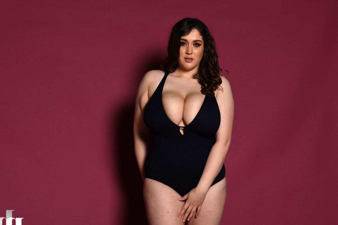 21P A morena grossa Bella B faz topless e expõe seus enormes seios naturais