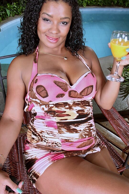 16P La gorda latina Priscila Fernandes masturbándose el coño al aire libre