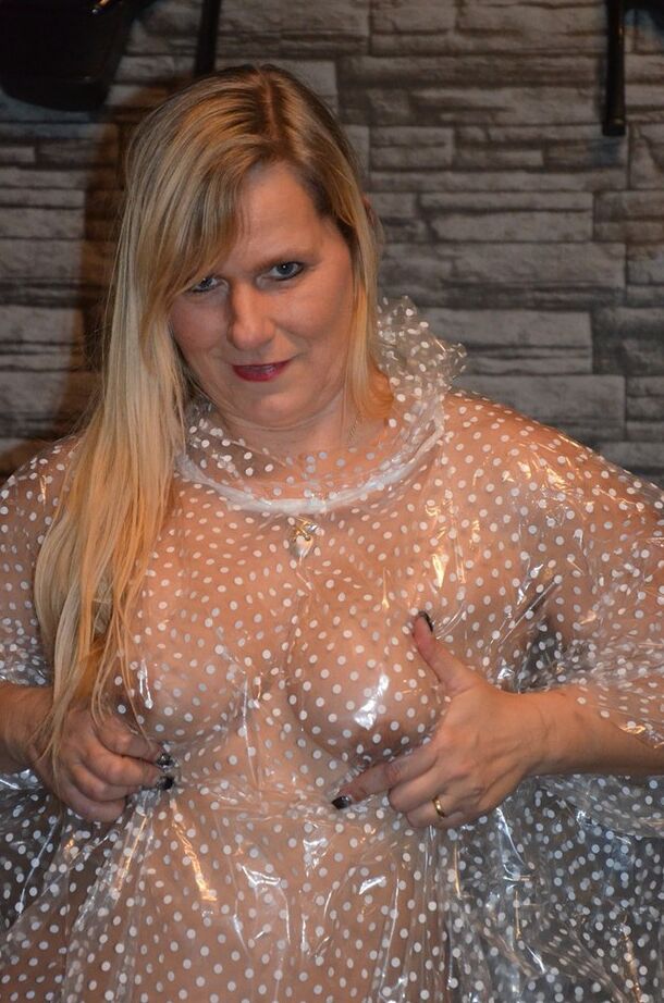 20P Mulher loira, Sweet Susi, empala seu fragmento em uma haste de metal com botas e meias
