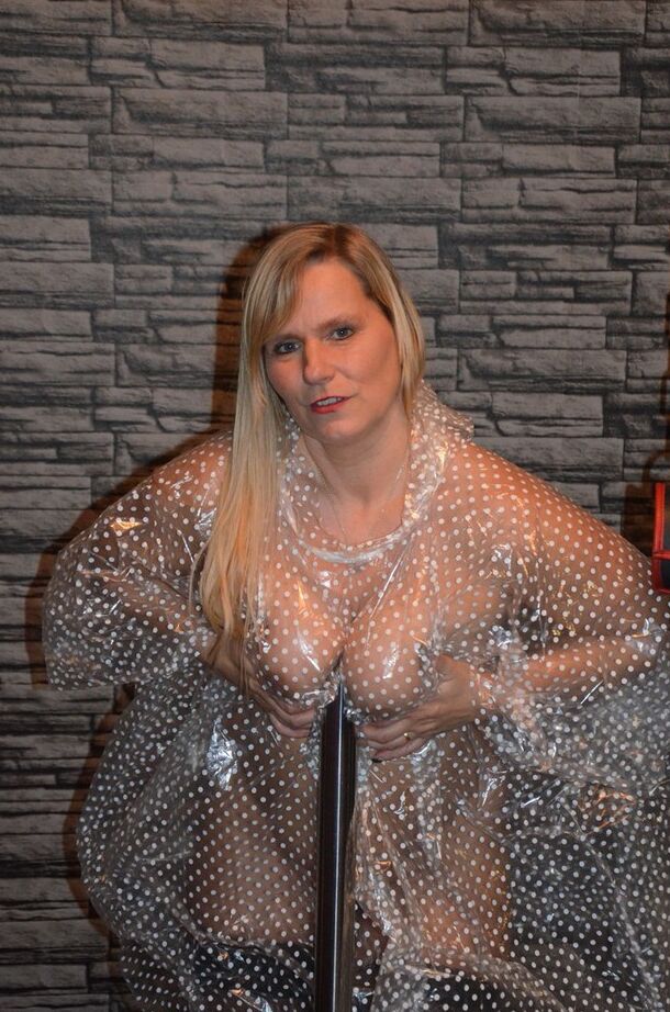 20P Mulher loira, Sweet Susi, empala seu fragmento em uma haste de metal com botas e meias