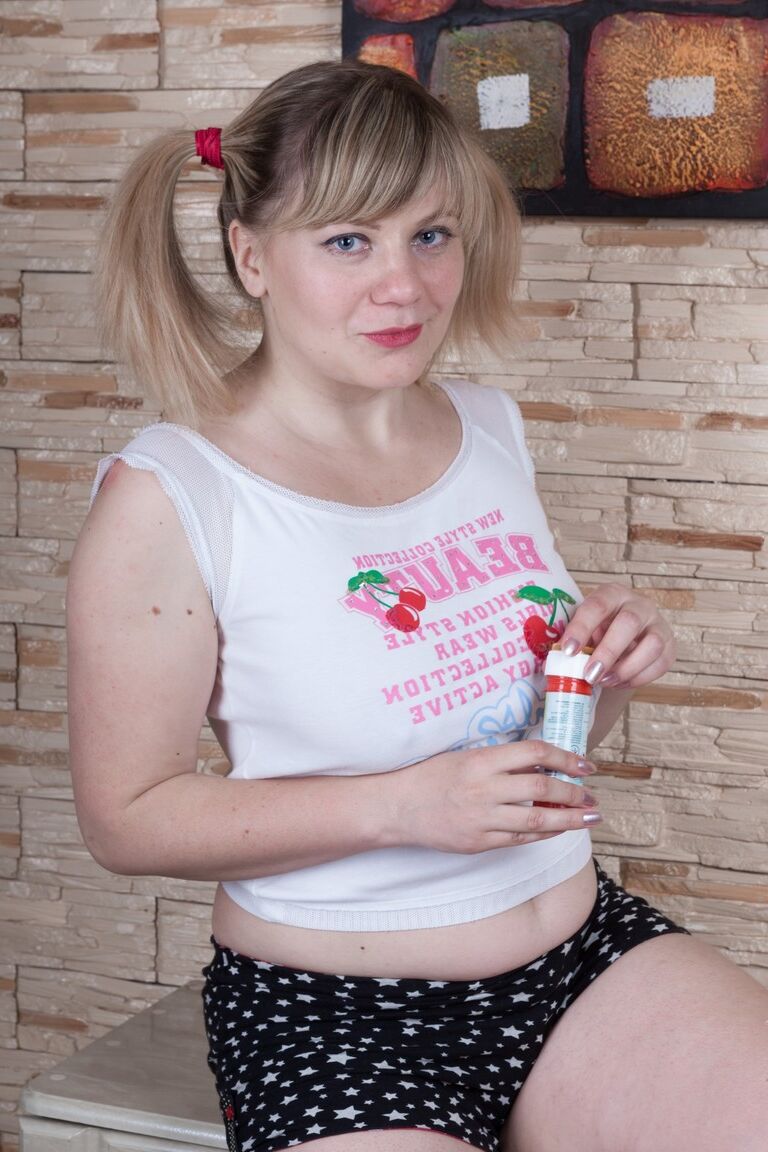 21P Blondine mit Zöpfen Evlalia reitet ihre haarige Muschi in einem Solo auf einem lila Spielzeug