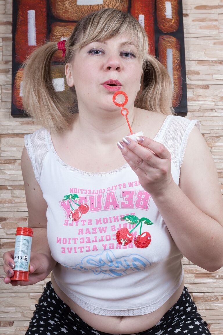 21P Blondine mit Zöpfen Evlalia reitet ihre haarige Muschi in einem Solo auf einem lila Spielzeug