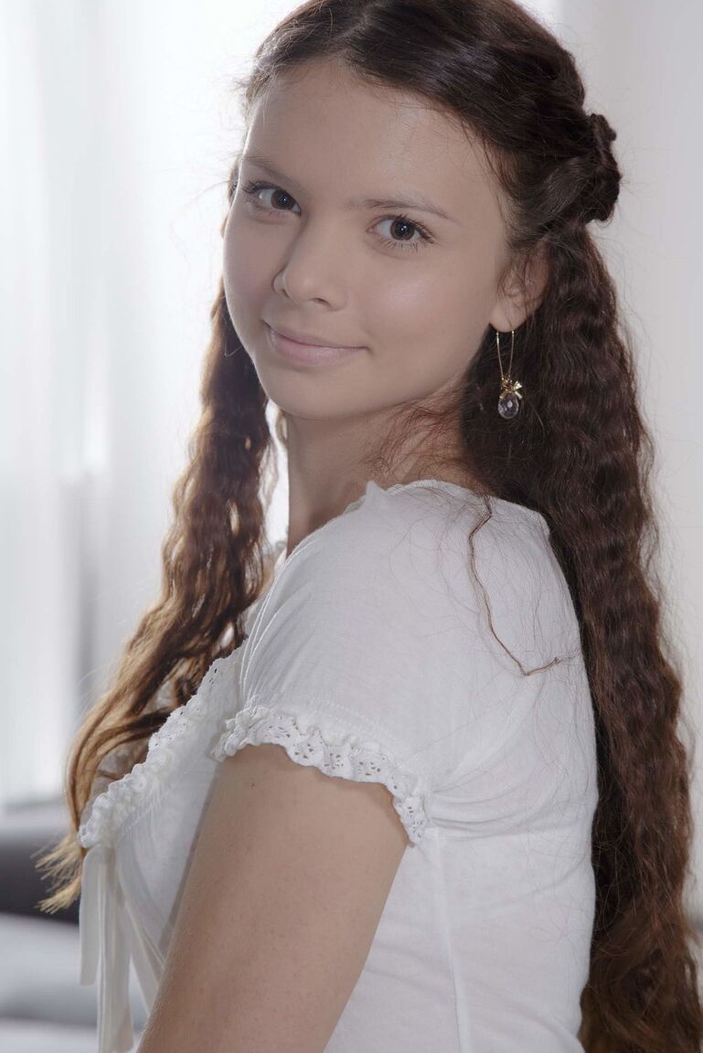 21P A linda adolescente europeia Mary fica nua e esfrega lentamente sua buceta deliciosa